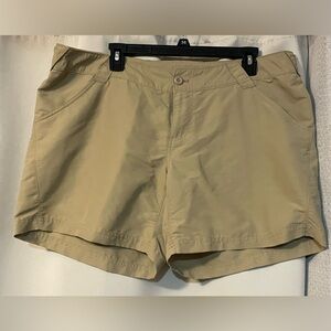 Never worn Women’s Columbia khaki shorts.
